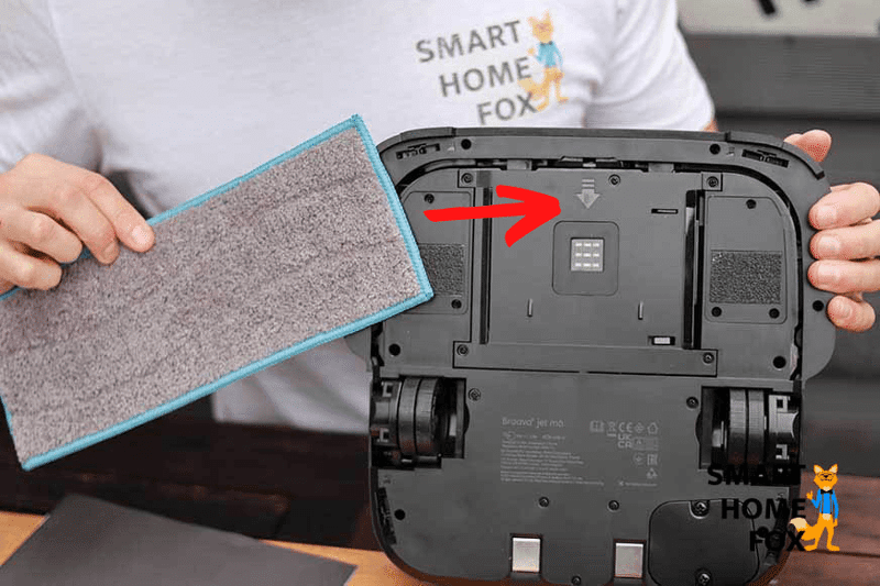 Ein Wischtuch wird an der Unterseite des iRobot Braava jet m6 befestigt